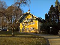 Wohnhaus mit Walmdach am Starnberger See bei Bernried.