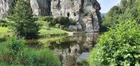 die Externsteine spiegeln sich im Wasser