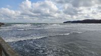 heute sind sogar Surfer auf dem Wasser