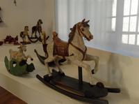 und Schaukelpferde