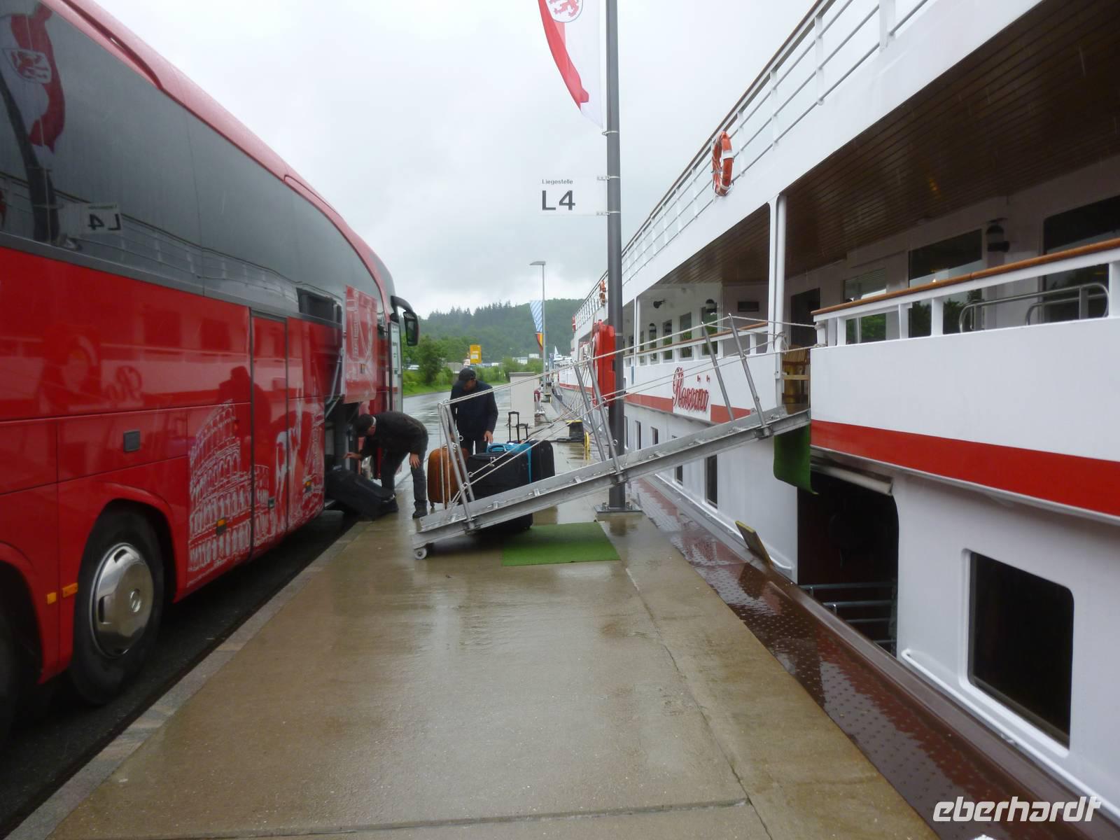 Die Koffer werden verladen am Anleger in Passau