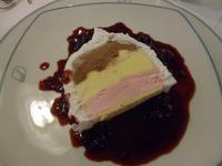 leckeres Eis mit Fruchtsoße