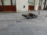 056 Mann, der aus dem Gulli kommt