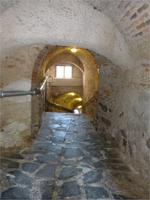 Treppe zum Anleger unter dem Stift