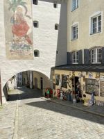 Vorbei an kleinen Souvenirläden