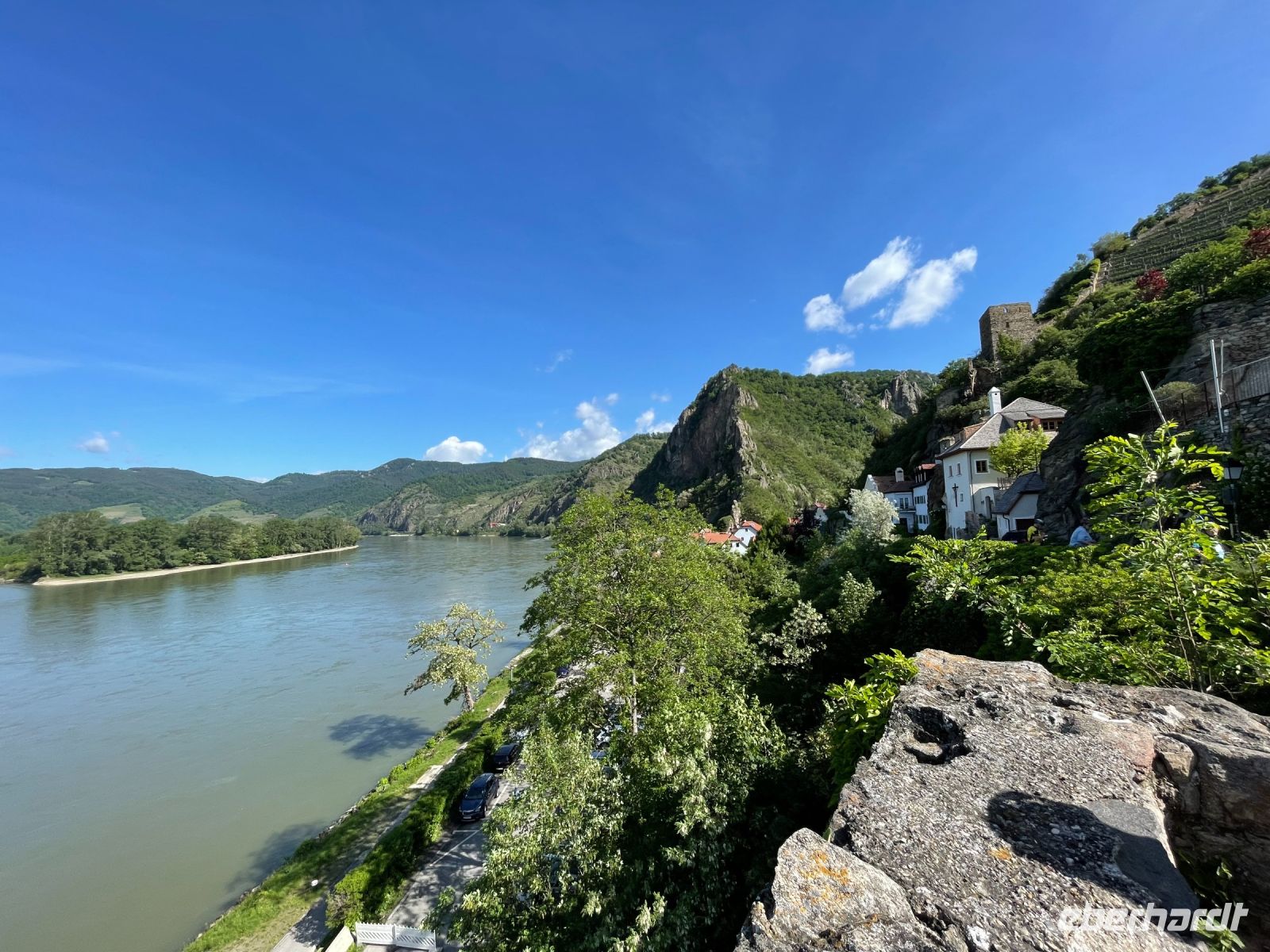 Blick entlang der Burgruine Dürnstein und der Felsformation 