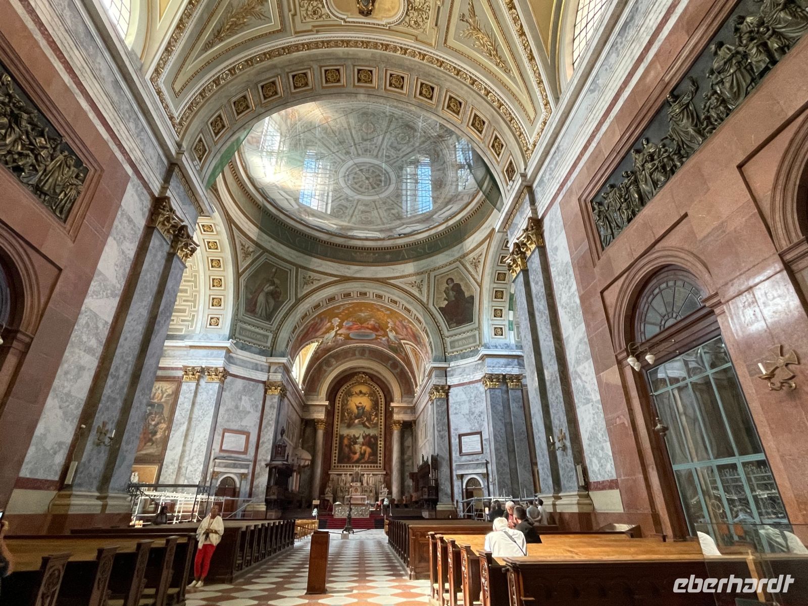 Das kunstvolle Interieur der Sankt-Adalbert-Kathedrale 