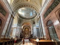 Das kunstvolle Interieur der Sankt-Adalbert-Kathedrale 