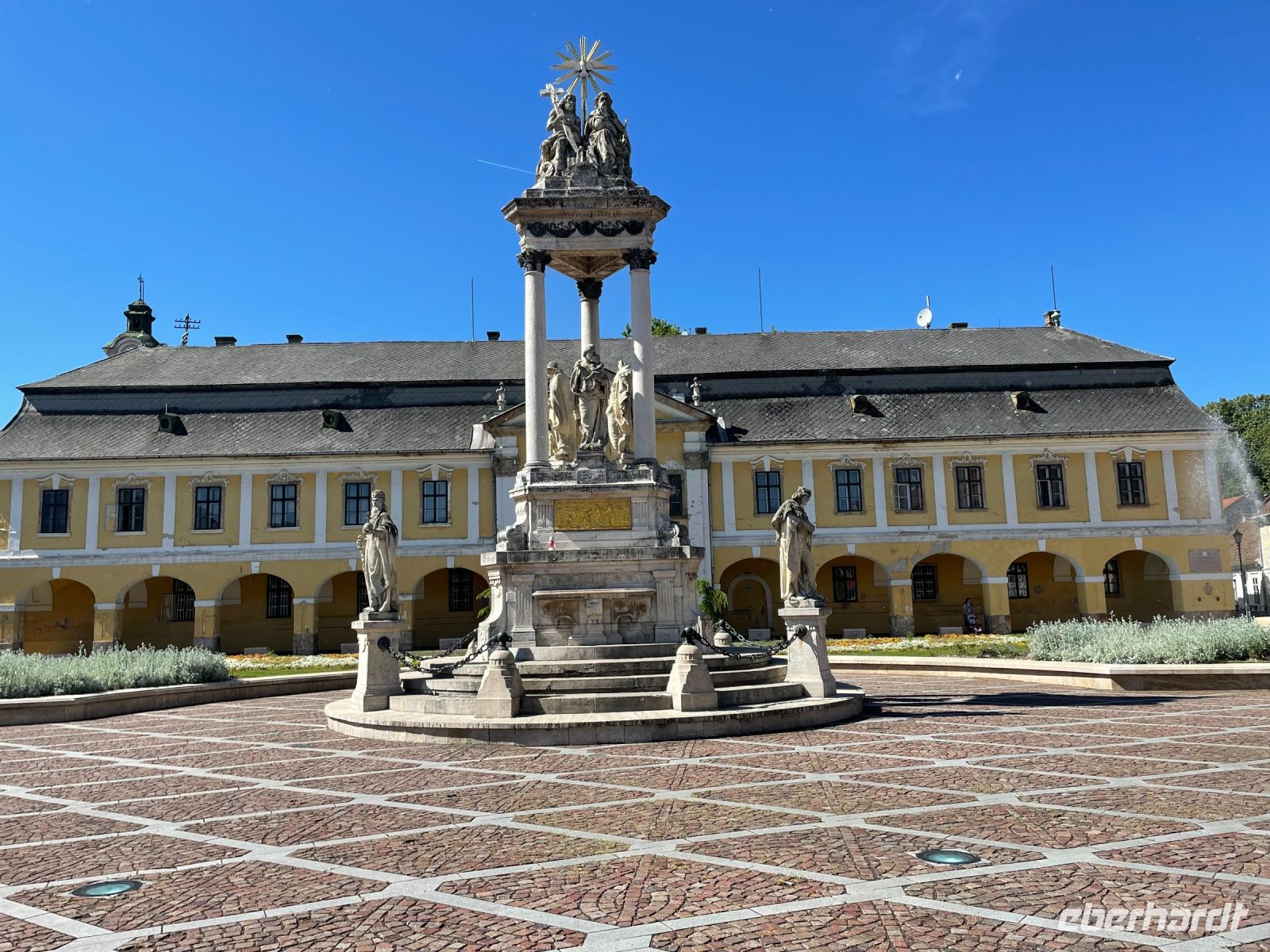 Der Brunnen auf dem Marktplatz mit dem dahinterliegenden Rathaus