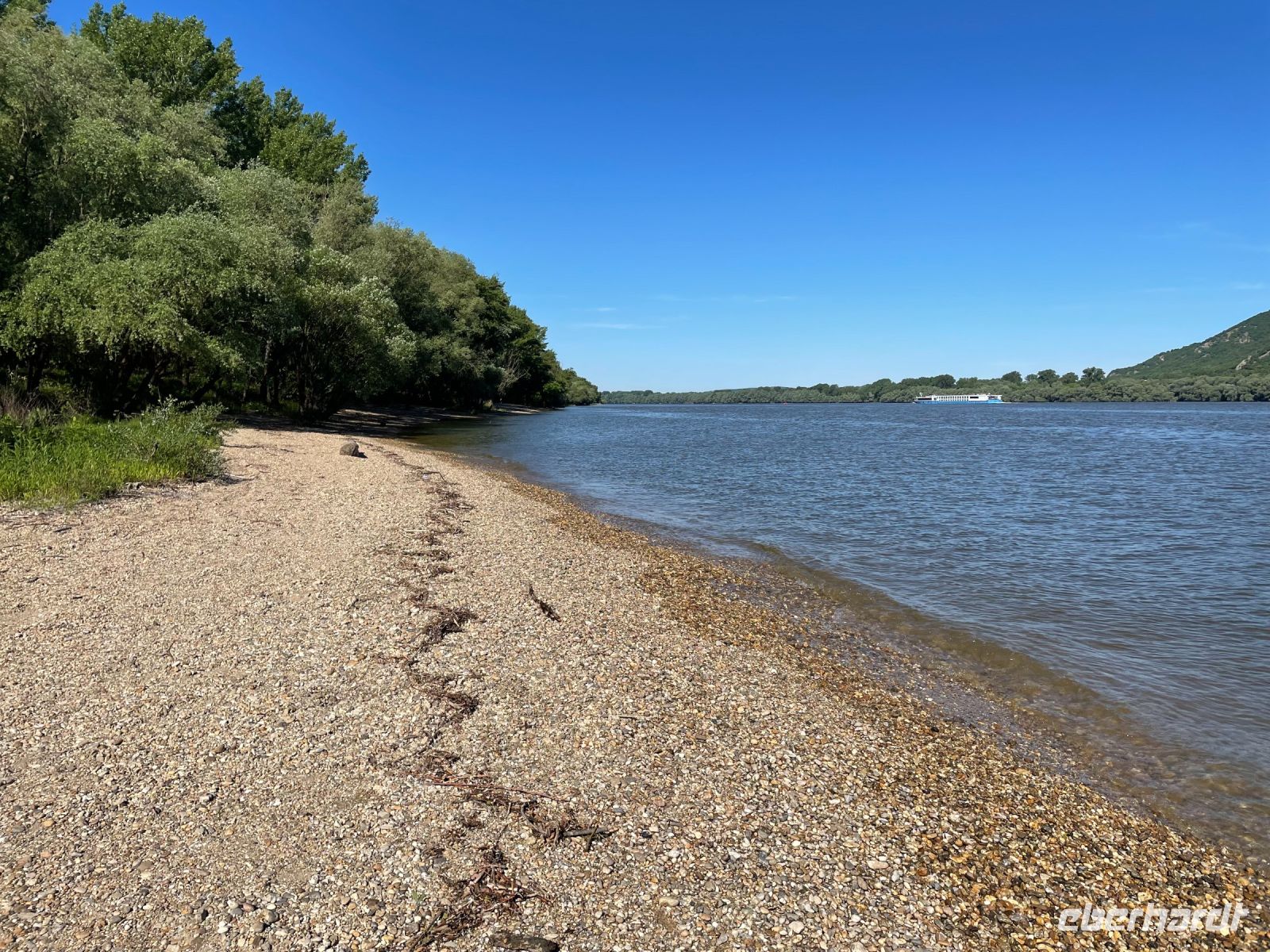 Kurze Verschnaufpause am sonnigen Donauufer