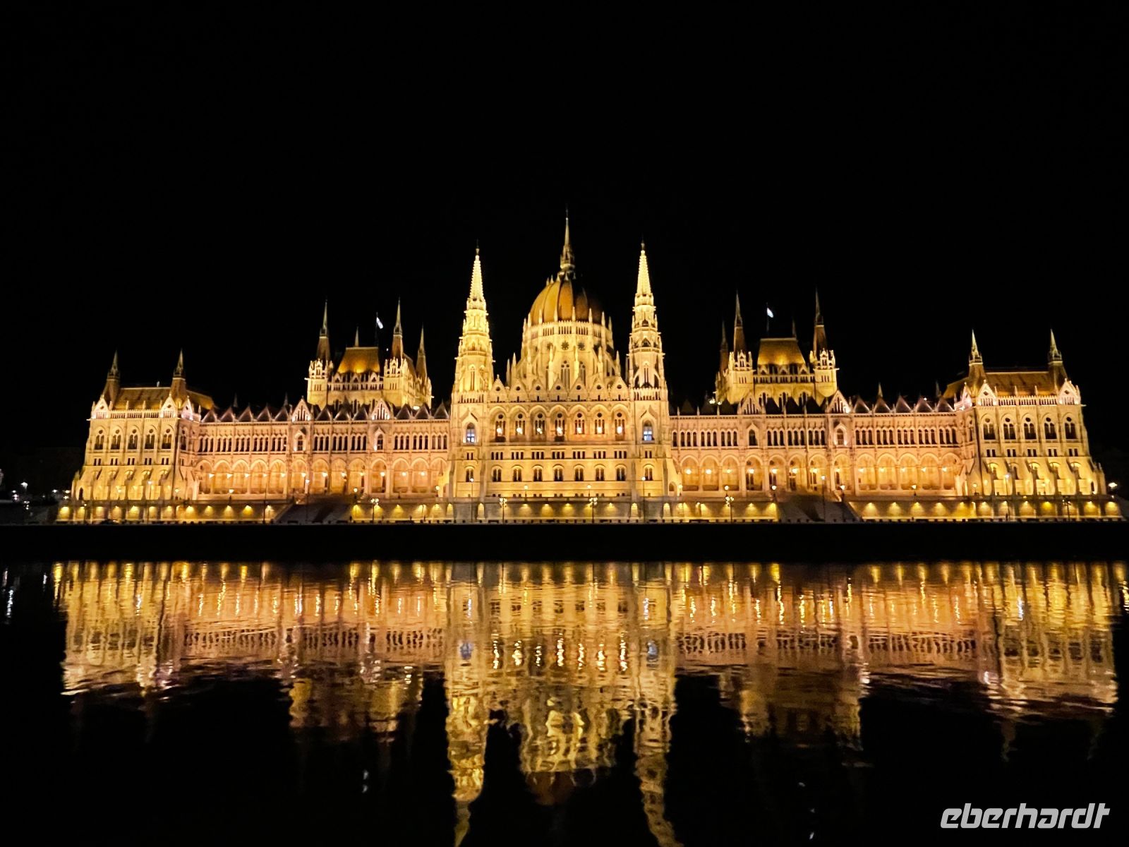 Unglaublich schön - der Blick auf das beleuchtete Parlamentsgebäude 