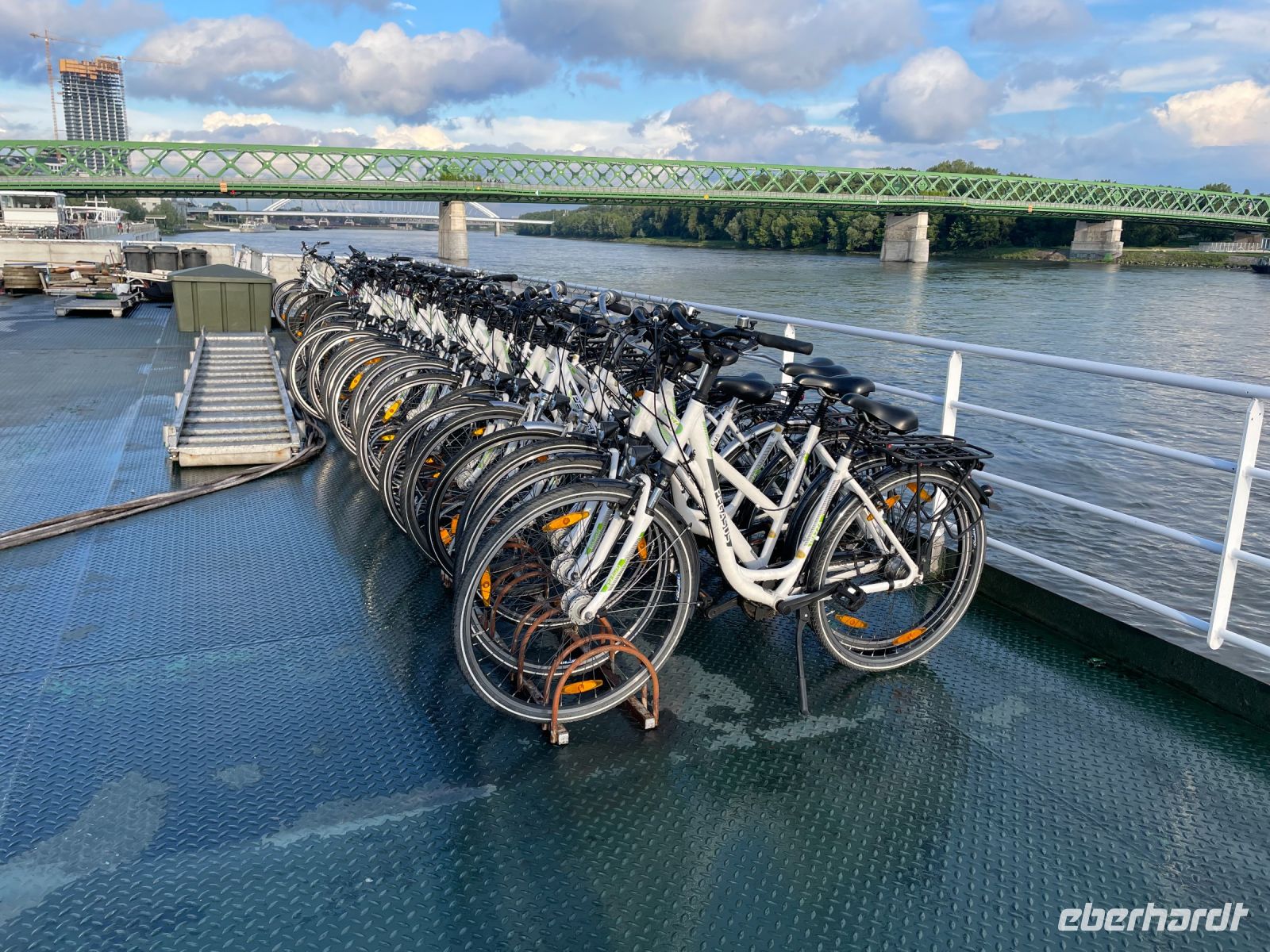 Unsere Fahrräder warten bereits auf dem Oberdeck 