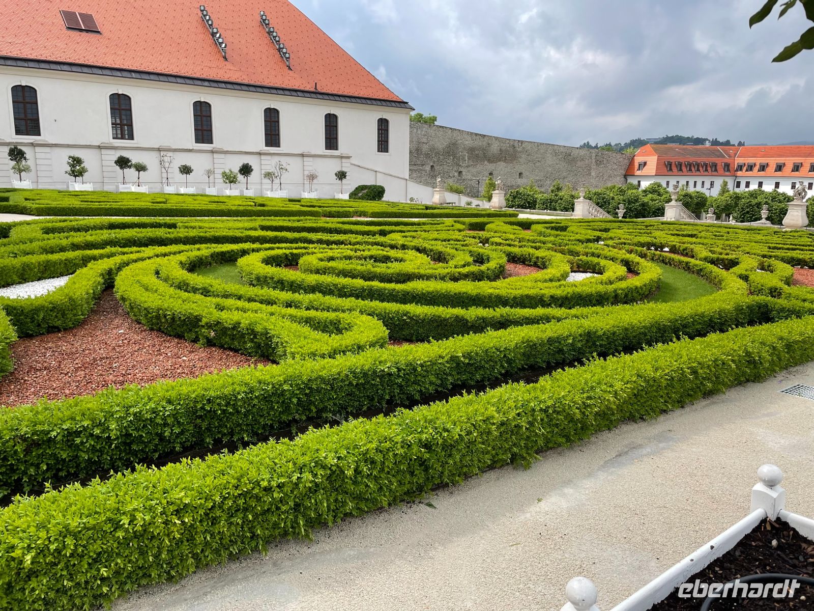 Im Burginnenhof wartet der herrliche barocke Garten