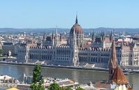 Blick von der Fischerbastei aufs Parlament