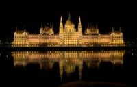 Parlamentsgebäude nachts