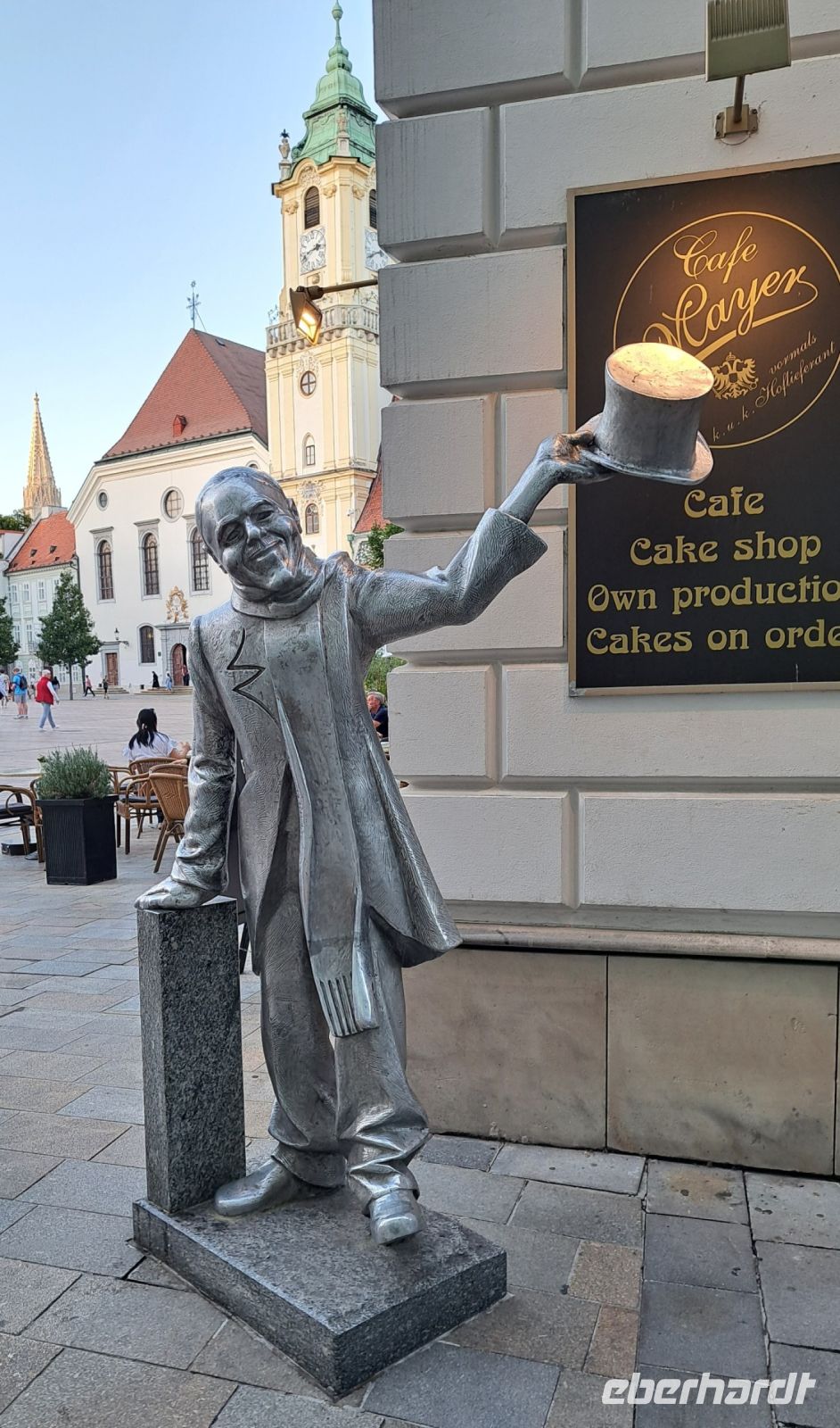 Bratislava - Gehrockträger am Café Mayer