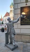 Bratislava - Gehrockträger am Café Mayer