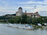 2. Tag – Freizeit in Esztergom – Die MS Fidelio vor der Basilika