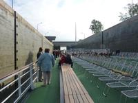 auf dem Sonnendeck in einer Schleuse