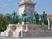 statuenverziertes Milleniumsdenkmal