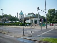 Karlskirche im Vorbeifahren erwischt