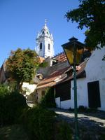 Malerblick auf die blaue Kirche