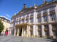 Blick auf die Front des Primatialpalastes