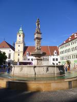 Rolandbrunnen mit Rathaus im Hintergrund, Bratislava