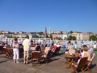 Einfahrt nach Budapest bei herrlichem Sonnenschein