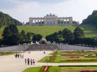 Schlosspark Schönbrunn mit Blick auf die Gloriette, Wien
