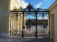 Blick durch`s Gittertor auf Schloß Schönbrunn