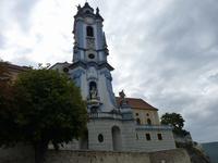  blau-weiß getünchten Turm der Stiftskirche in Dürnstein