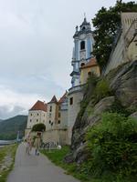 Blick vom Radweg auf die Stiftskirche in Dürnstein