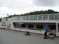 Reiseleiterin Simone wartet an der MS Rossini auf ihre Gäste