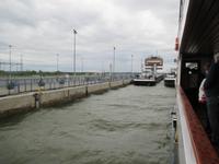 Einfahrt in die Schleuse von Gabcikovo bei hohem Wellengang