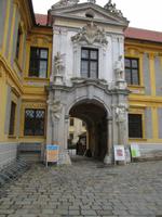 Eingang zum Kirchengelände in Dürnstein