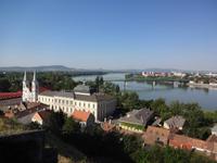 Blick über Esztergom auf die Donau