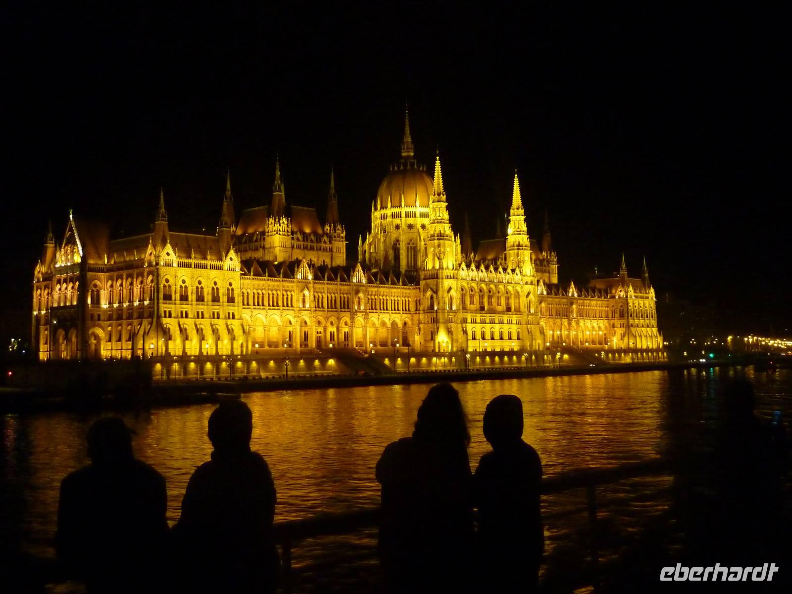 Parlamentsgebäude in Budapest bei Nacht