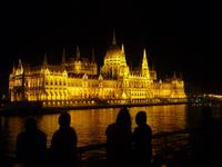 Parlamentsgebäude in Budapest bei Nacht