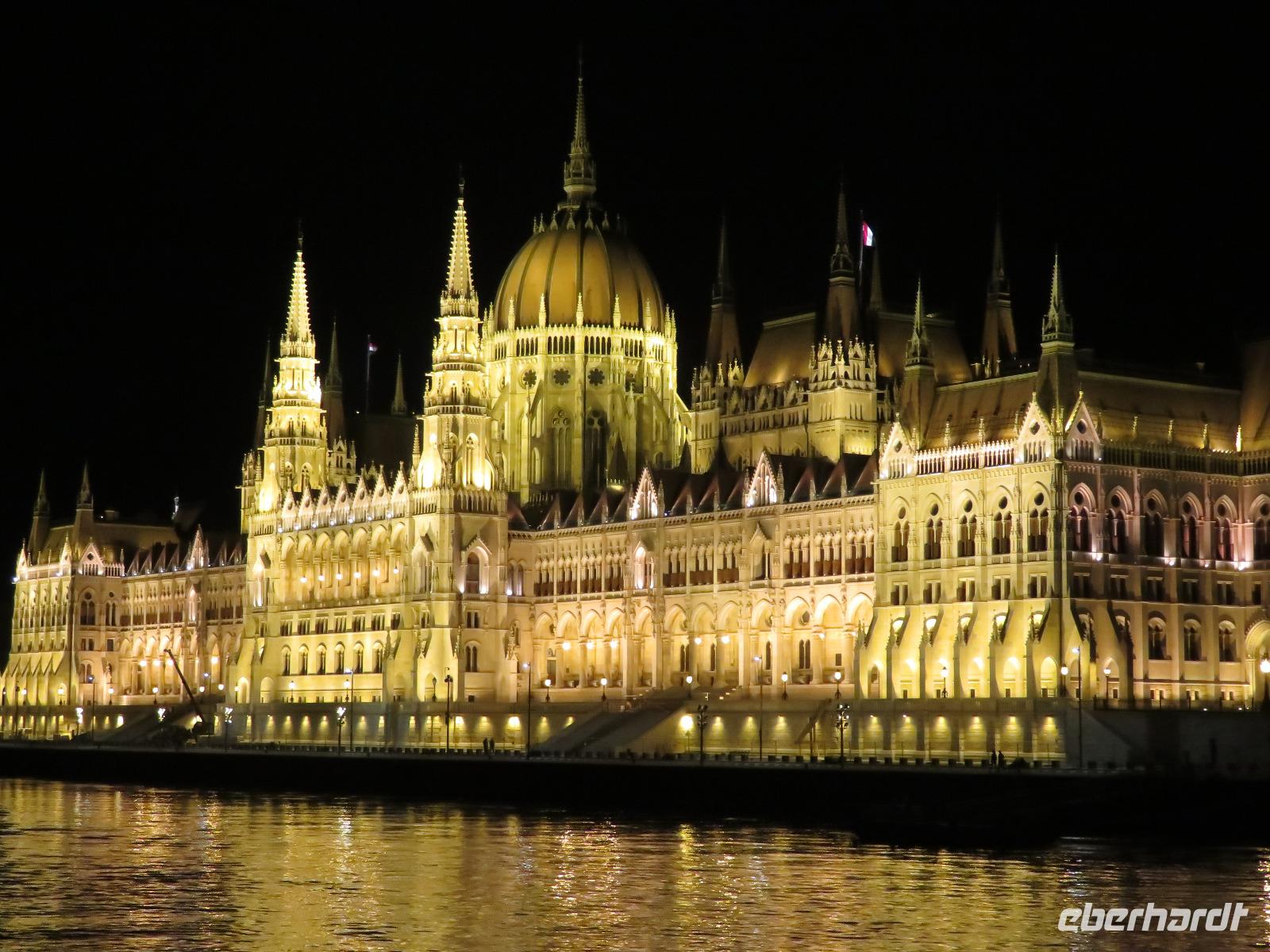 Ausfahrt aus Budapest -Parlament