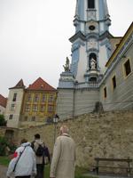 Blick auf den Turm der Pfarrkirche von Dürnstein in der Wachau