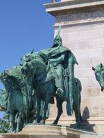 Reiterstatuen zu Füßen des Engels Gabriel auf dem Heldenplatz, Budapest