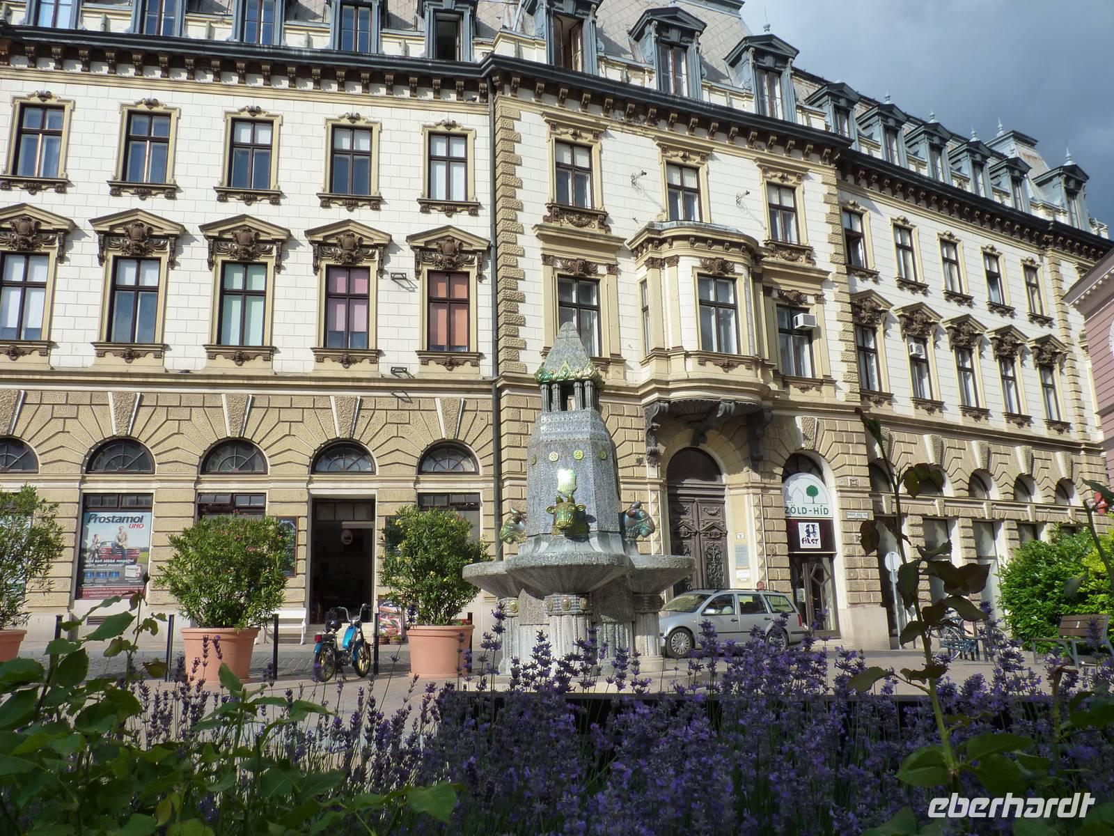 Pécs (deutsch Fünfkirchen)- Zsolnay-Brunnen 