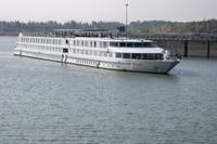 Warten vor der Schleuse