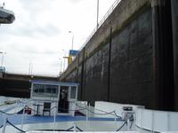 Auf der Donau: Schleuse