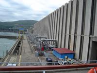 Auf der Donau: Schleuse