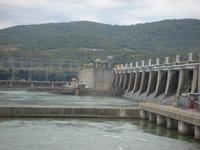 Auf der Donau: Staumauer