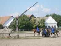 Reiter und typischer Brunnen in der Puszta 