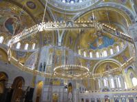 St. Sava Kronleuchter Kuppel.JPG