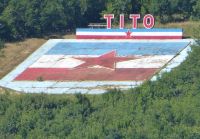 Gedenktafel an Tito am Derdap I.JPG